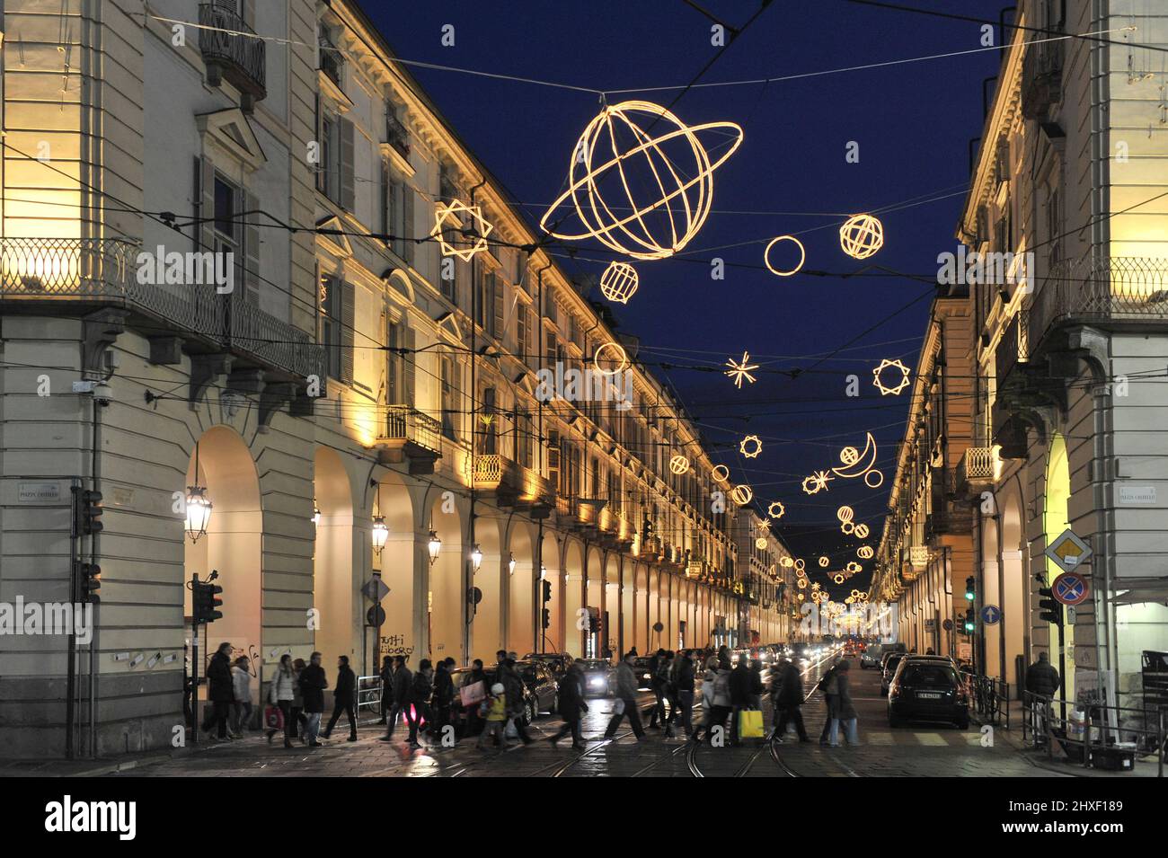 Torino, Italia - Dicembre 2010: Luce dell'artista. Installazione di Giulio Paolini in via Roma. Foto Stock