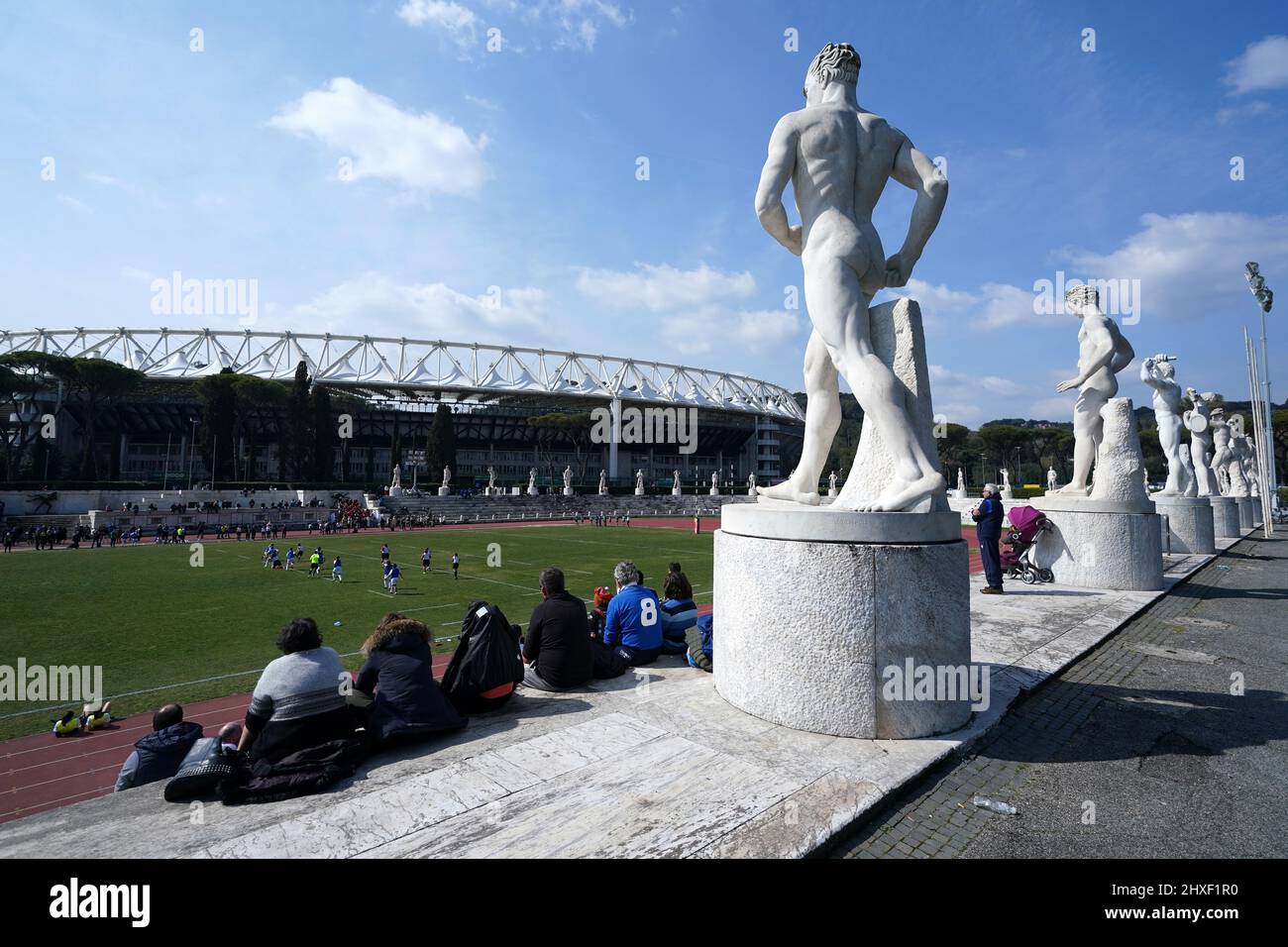 I tifosi guardano una partita di rugby fuori dallo stadio prima della  partita delle sei Nazioni della Guinness allo Stadio Olimpico di Roma. Data  foto: Sabato 12 marzo 2022 Foto stock - Alamy