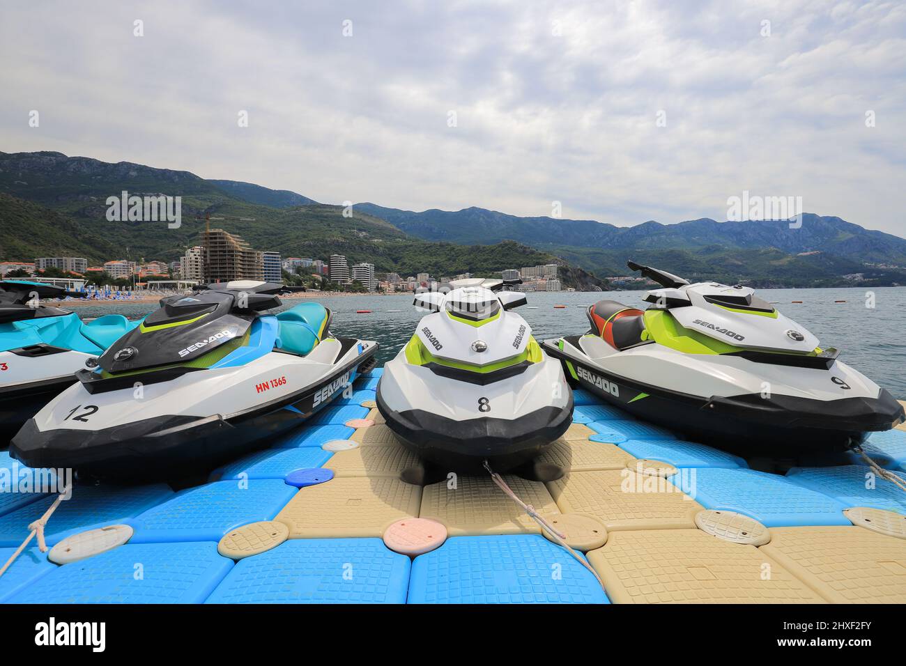 Moto d'acqua Sea-Doo sulla spiaggia di Budva Foto Stock