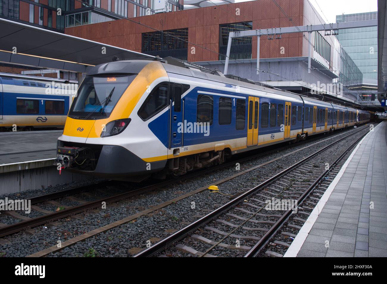 Utrecht, Paesi Bassi - 25 febbraio 2022: Treno Sprintrer blu, giallo e bianco dalla NS in attesa al binario Foto Stock