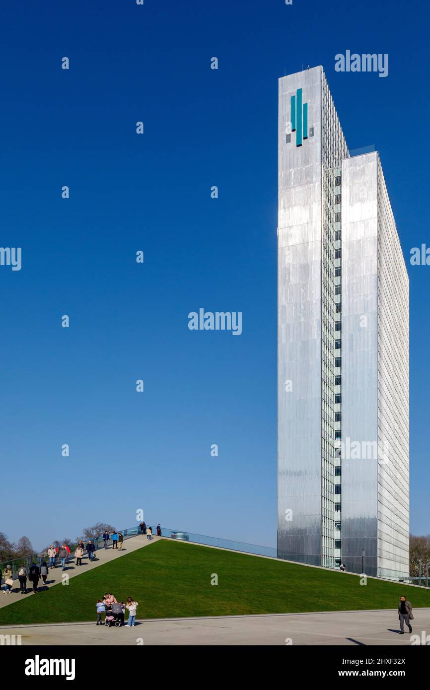 Dreischeibenhaus dietro il tetto accessibile del padiglione triangolo, Ko-Bogen II nella valle di Ingenhoven nel centro di Dusseldorf Foto Stock