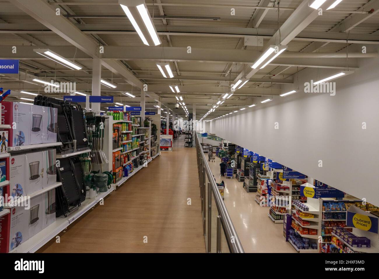 Vista sul balcone, che mostra le isole di drogheria e homewares a Tesco, Broughton, Chester / Galles del Nord Foto Stock