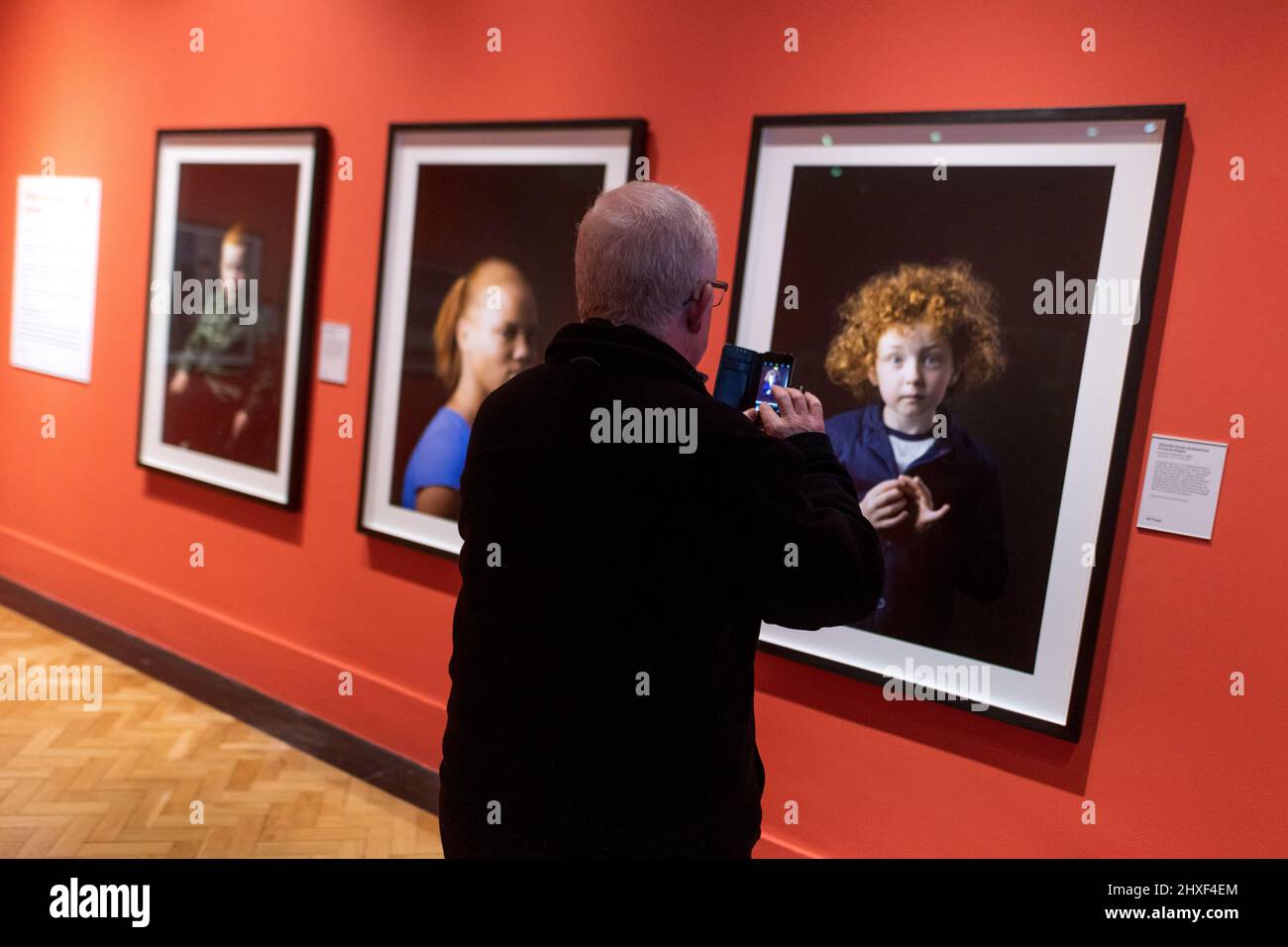 Edimburgo, Scozia. Sab 12 Marzo 2022. I visitatori del giorno di apertura della mostra fotografica "Counted | Scotland's Census 2022" alla Scottish National Portrait Gallery. La mostra coincide con il censimento scozzese del 2022 - che si svolge il 20 marzo 2022 - e presenta nuove acquisizioni da parte di fotografi che lavorano oggi in Scozia, tra cui Kieran Dodds, Arpita Shah e Danny North. Questi sono presentati insieme a pionieristiche fotografie del 19th secolo di Thomas Annan e Hill & Adamson e offrono confronti tra le generazioni passate e presenti di scozzesi. Foto Stock