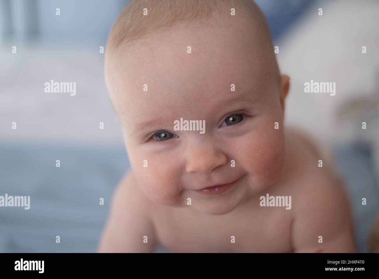Cute felice 6 mesi bambina in pannolino mentendo e giocando Foto Stock