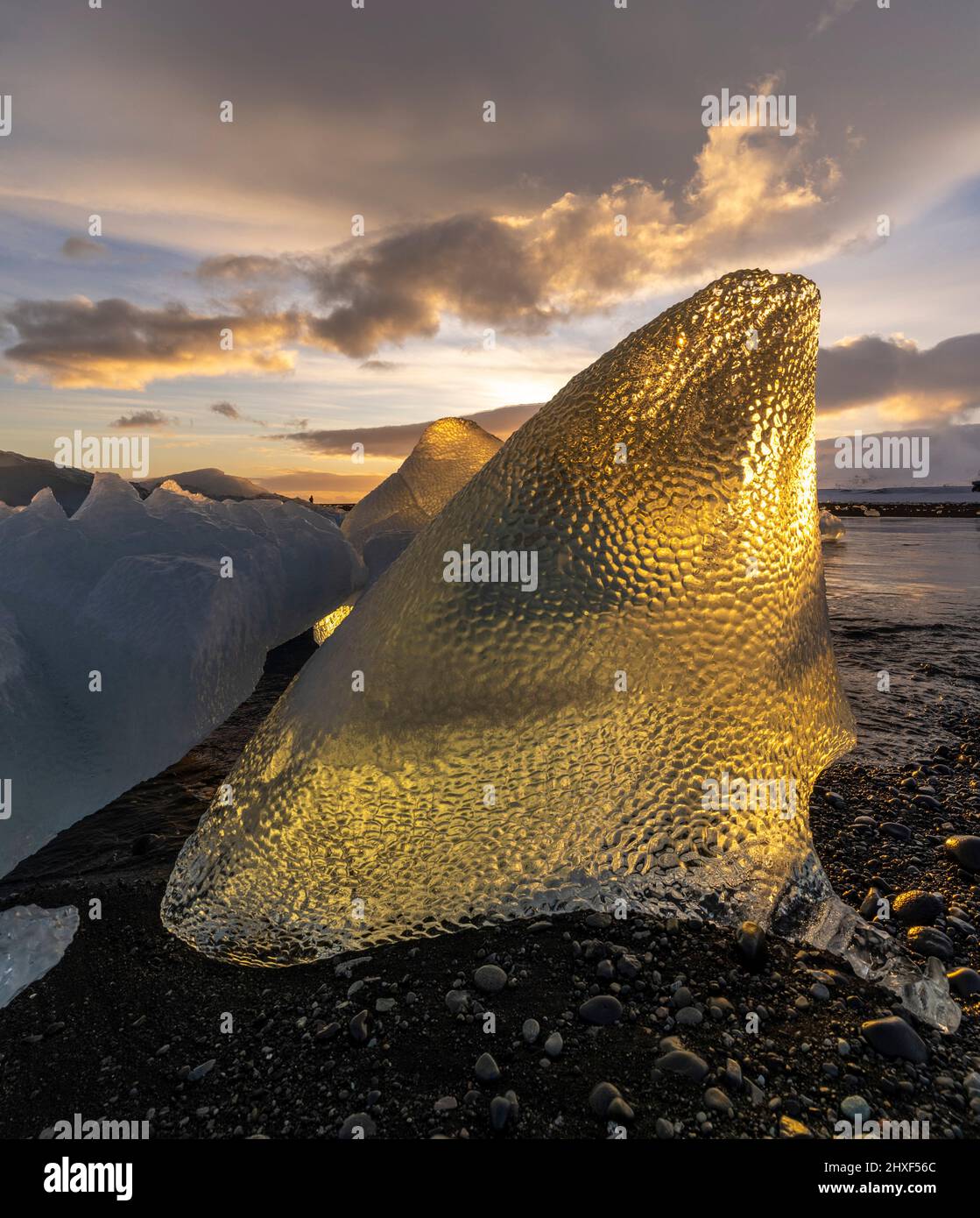 il sole splende attraverso il ghiaccio a Diamond Beach, Breidamerkursandur, Islanda sud-orientale Foto Stock