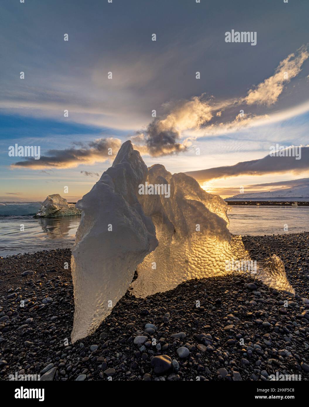 il sole splende attraverso il ghiaccio a Diamond Beach, Breidamerkursandur, Islanda sud-orientale Foto Stock