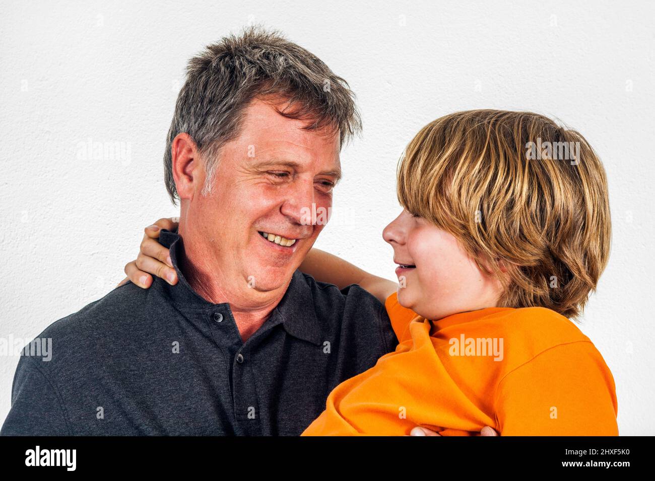 Padre e figlio abbracciando gli altri Foto Stock