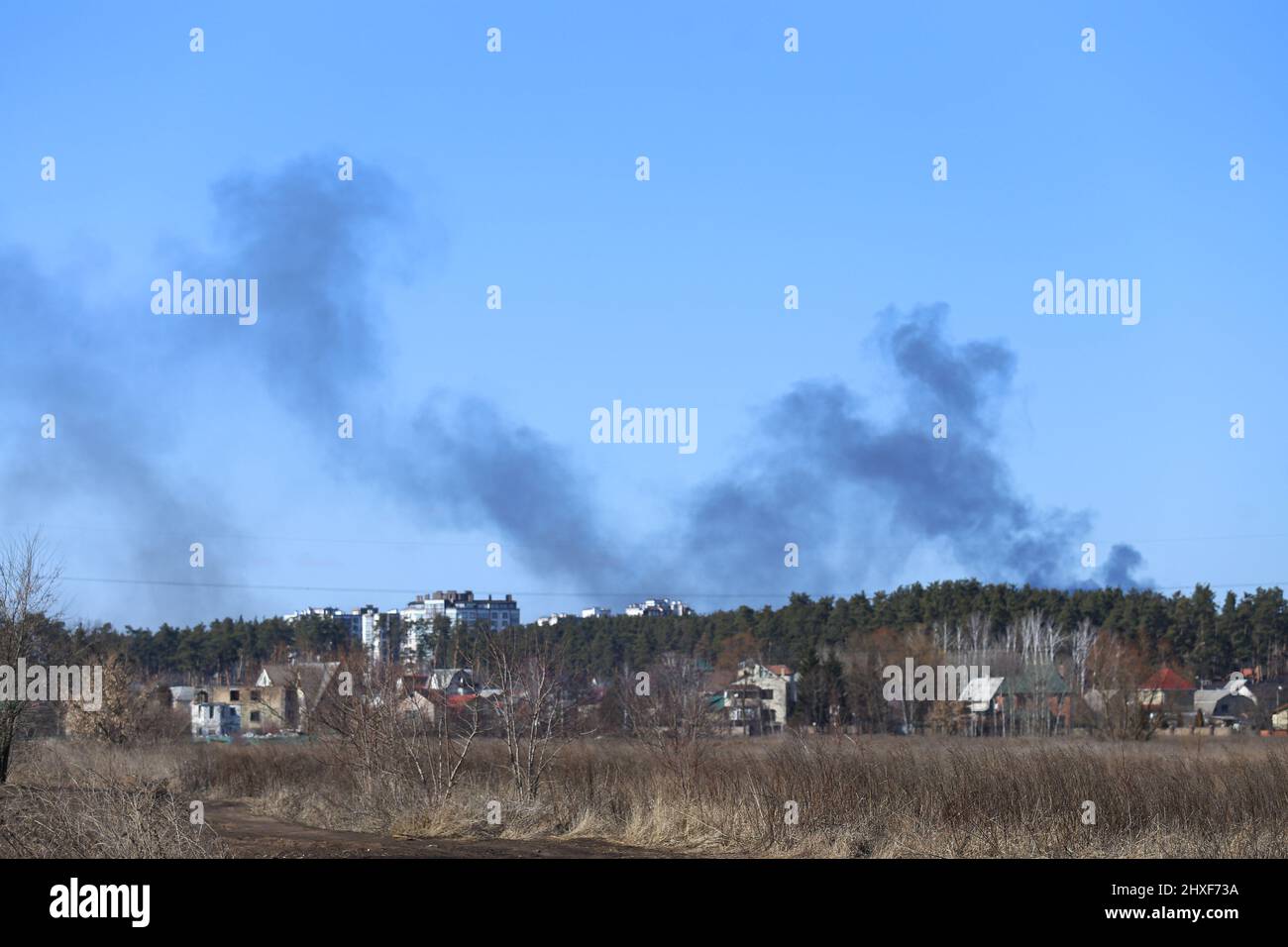 Fumo visto aumentare a Irpin City. Le forze militari russe hanno lanciato un'invasione su vasta scala dell'Ucraina dal febbraio 24th. Credit: SOPA Images Limited/Alamy Live News Foto Stock