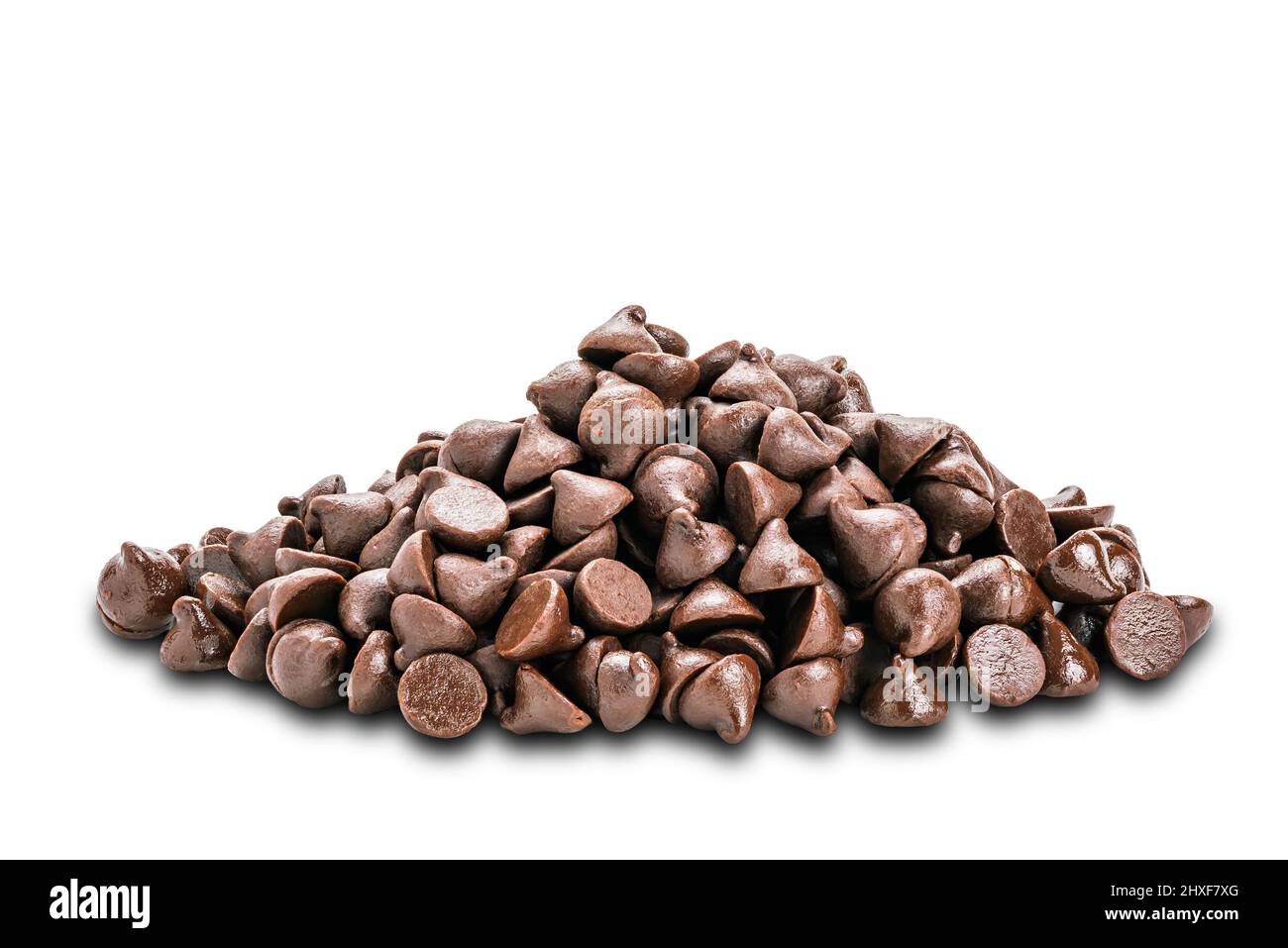 Primo piano: Vista del mucchio di gocce di cioccolato su sfondo bianco con percorso di taglio. Foto Stock