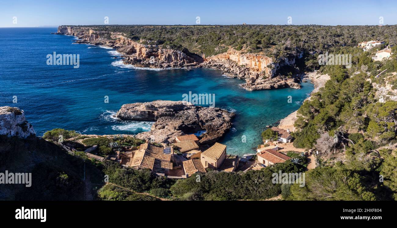 S Almonia Cove e scogliere meridionali -Migjorn Cliffs-, Santanyi, Mallorca, Isole Baleari, Spagna. Foto Stock