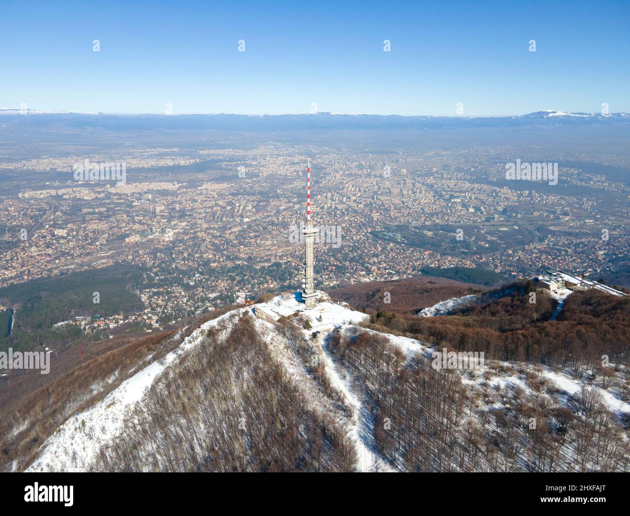 Veduta aerea invernale del Monte Vitosha nella zona di Kopitoto, Regione della città di Sofia, Bulgaria Foto Stock