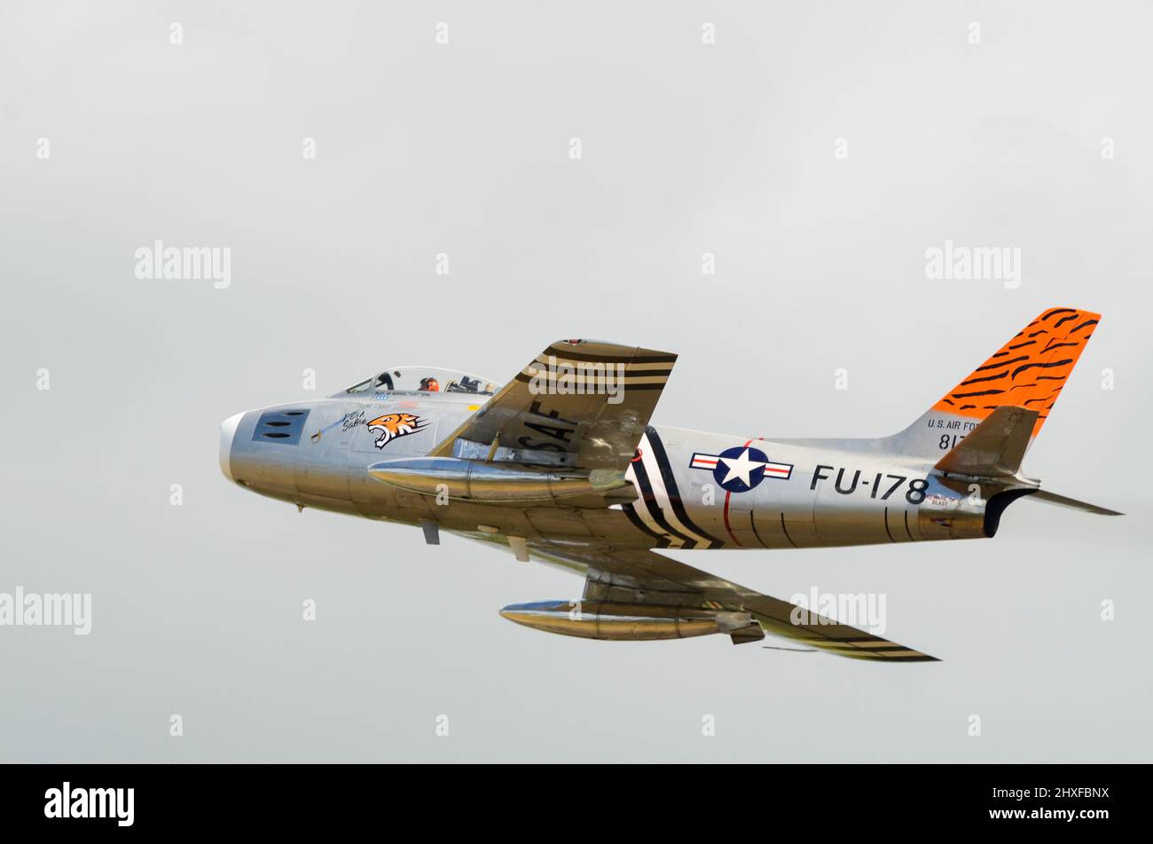 F-86A nordamericano Sabre jet plane vintage. United States Air Force 1950s classico caccia jet in Tiger schema volare a un airshow. G-SABR Foto Stock