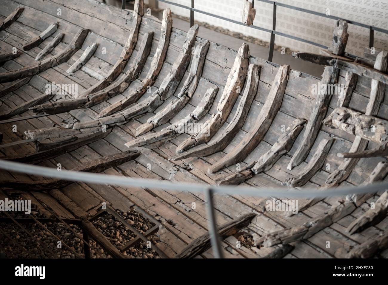 I resti di cinque navi vichinghe originali scavate nel 1070 e scavate nel 1962 costituiscono l'attrazione principale all'interno del Museo Nazionale delle navi vichinghe. Foto Stock