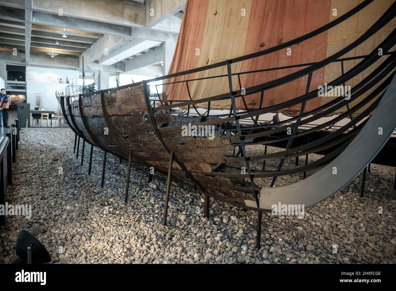 I resti di cinque navi vichinghe originali scavate nel 1070 e scavate nel 1962 costituiscono l'attrazione principale all'interno del Museo Nazionale delle navi vichinghe. Foto Stock