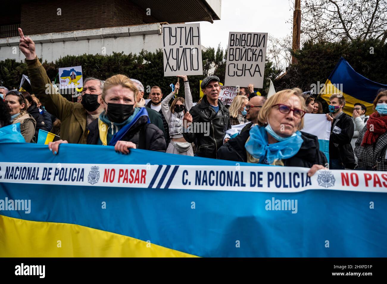 Madrid, Spagna. 12th Mar 2022. Ucraini e russi che vivono a Madrid protestano davanti all'ambasciata russa contro l'invasione russa dell'Ucraina che chiede la fine della guerra. Credit: Marcos del Maio/Alamy Live News Foto Stock