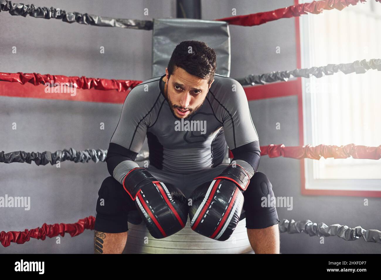 Quella era una sessione intensa di addestramento. Scatto corto di un addestramento professionale del combattente nella palestra. Foto Stock