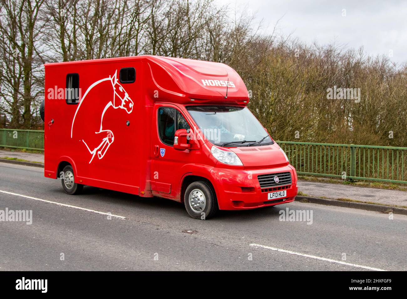 2013 Red Fiat Ducato 35 H/R P/V Multijet 2287cc 6 speed manual crine van; Coach-built van conversione equina trasporto di animali viaggiando sull'autostrada M6, Manchester, UK Foto Stock