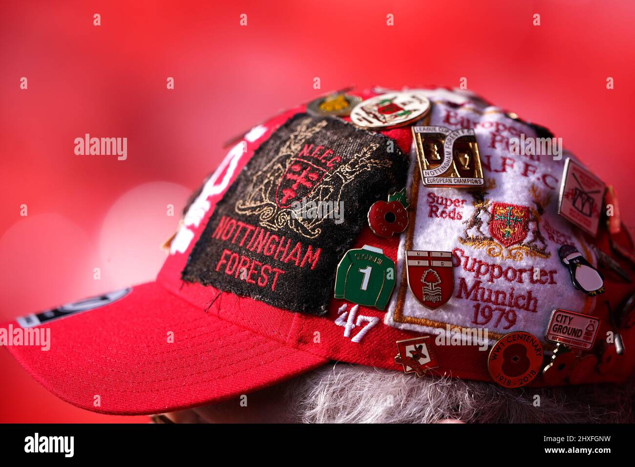 Dettaglio del cappello di un fan della foresta di Nottingham in piedi prima della partita Sky Bet Championship a City Ground, Nottingham. Data foto: Sabato 12 marzo 2022. Foto Stock