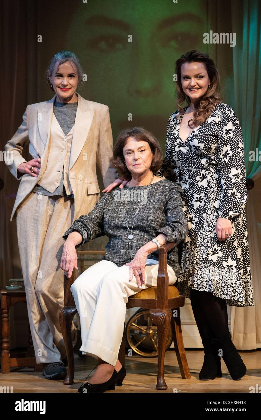 L'attore Elizabeth McGovern (a sinistra), Ava Thompson grande nipote dell'attrice Ava Gardner (centro) e sua figlia Ava Melissa-Silver (a destra) sul set del nuovo gioco AVA: The Secret conversions at the Riverside Studios in West London. Data foto: Sabato 12 marzo 2022. Foto Stock