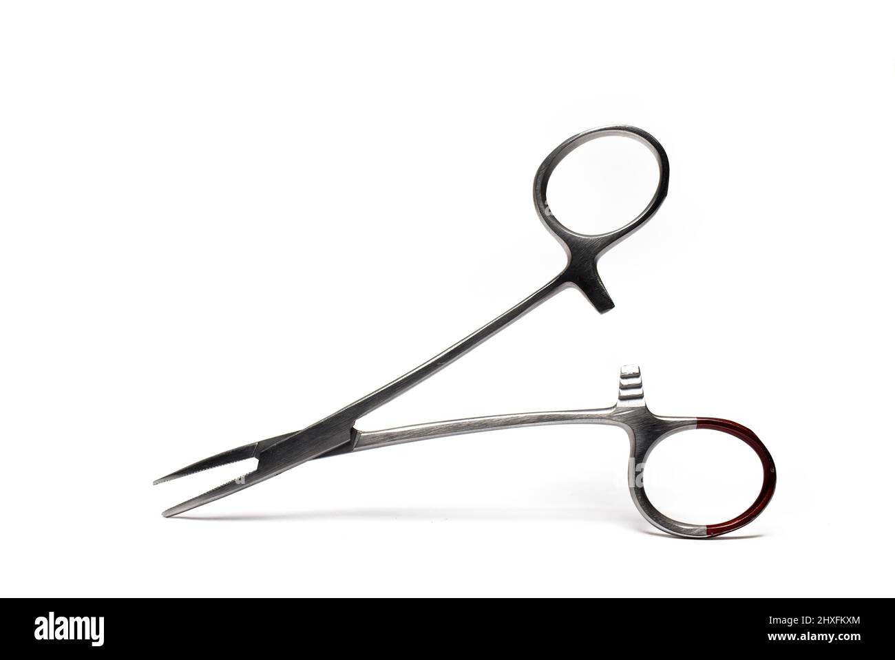 Primo piano di un morsetto chirurgico per strumento medico per rimuovere oggetti estranei da ferite su sfondo bianco Foto Stock