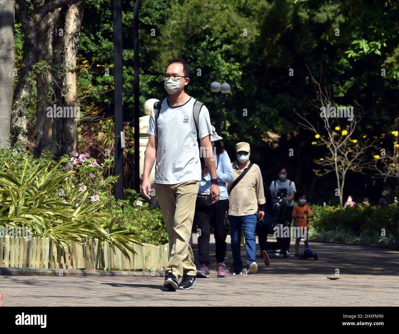 (220312) -- HONG KONG, 12 marzo 2022 (Xinhua) -- la gente che indossa le maschere cammina sulla strada a Tsing Yi, Hong Kong della Cina del sud, 12 marzo 2022. (Xinhua/lo Ping Fai) Foto Stock