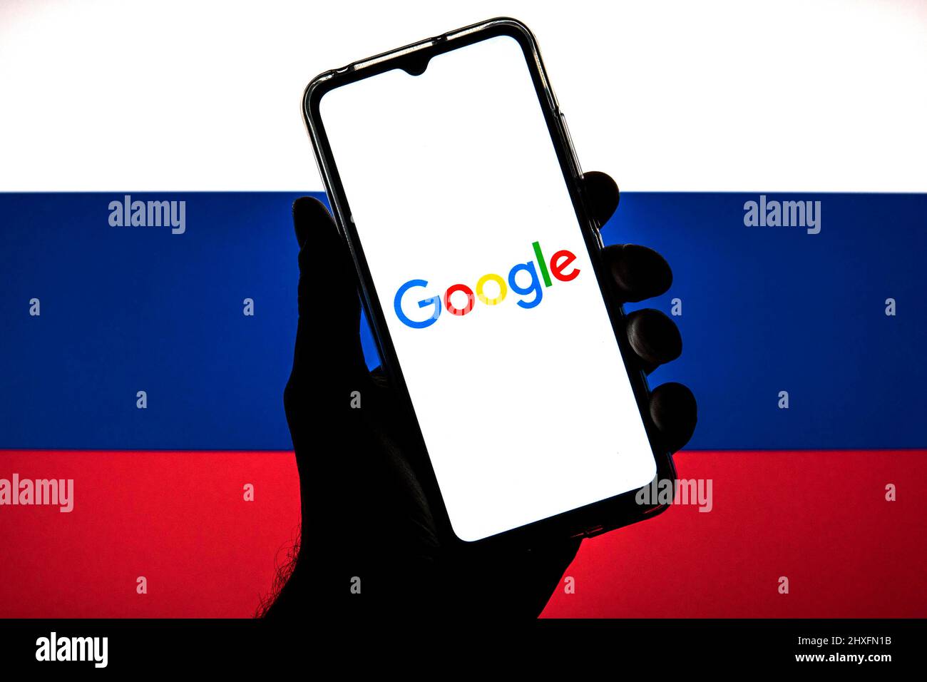 11 marzo 2022, Barcellona, Catalogna: In questa illustrazione di foto un logo Google visto su uno smartphone con una bandiera della Russia sullo sfondo. (Credit Image: © Thiago Prudencio/DAX via ZUMA Press Wire) Foto Stock