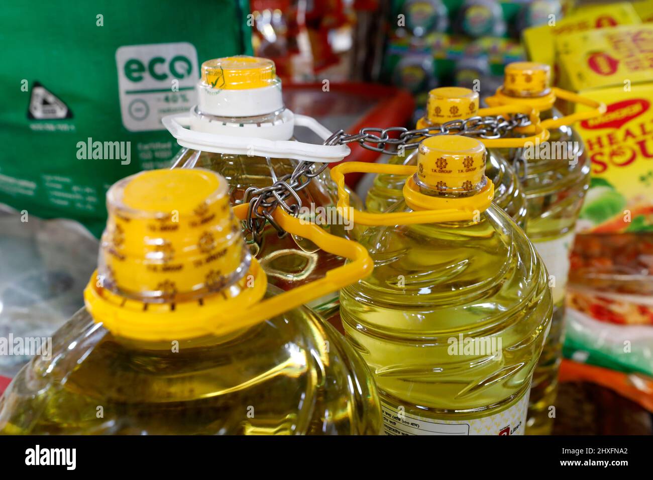 Dhaka, Bangladesh - marzo 2022: Poiché il prezzo del petrolio commestibile in Bangladesh è salito alle stelle a seguito della guerra Russia-Ucraina, i venditori stanno legando il petrolio Foto Stock