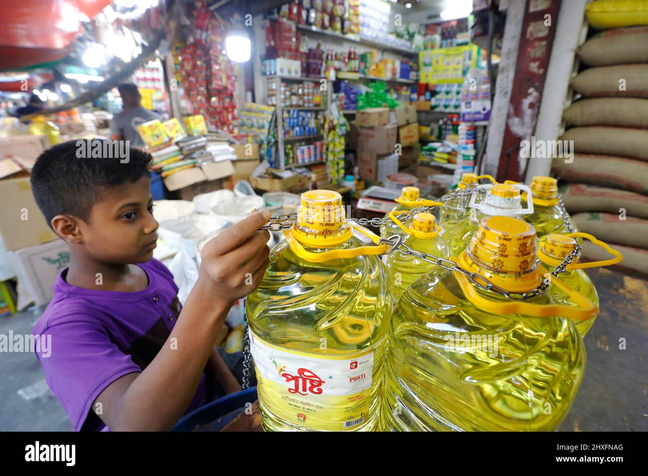 Dhaka, Bangladesh - marzo 2022: Poiché il prezzo del petrolio commestibile in Bangladesh è salito alle stelle a seguito della guerra Russia-Ucraina, i venditori stanno legando il petrolio Foto Stock
