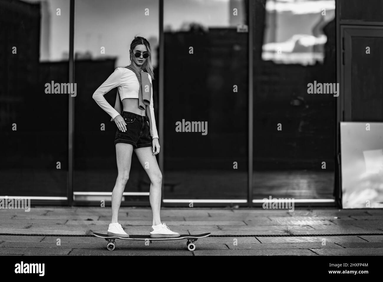 La giovane donna corre una longboard. Foto Stock