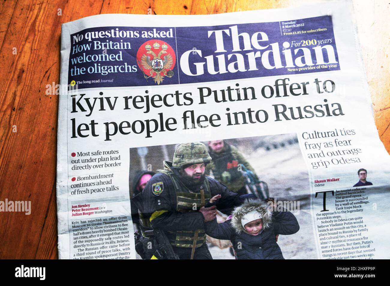 "Kyiv rifiuta l'offerta di Putin di lasciare la gente fuggire in Russia" articolo di prima pagina del giornale Guardian 8 marzo 2022 Londra Inghilterra Gran Bretagna Foto Stock