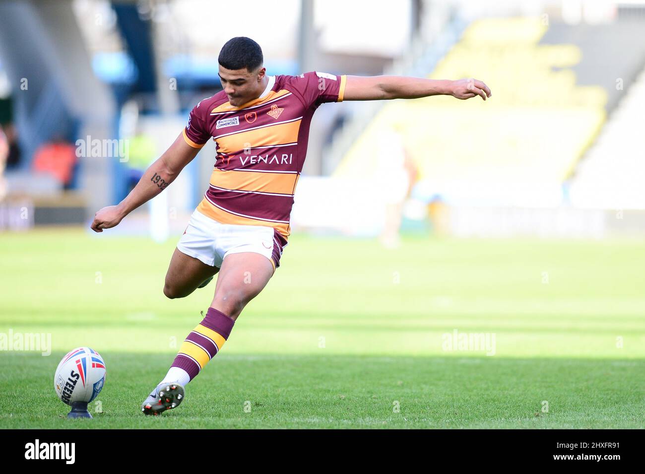 Huddersfield, Inghilterra - 12th marzo 2022 - Will Pryce (1) di Huddersfield Giants calci obiettivo. Rugby League Betfred Super League Round 5 Huddersfield Giants vs Castleford Tigers al John Smith's Stadium, Huddersfield, UK Dean Williams Credit: Dean Williams/Alamy Live News Foto Stock