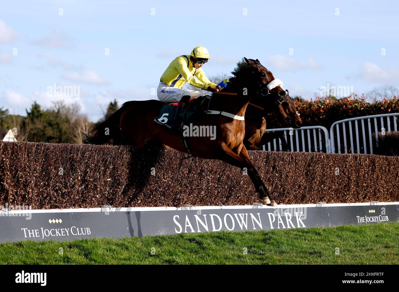 Killer Kane guidato dal jockey Brendan Powell sulla strada per vincere la Paddy Power Novicesâ€™ handicap Chase all'ippodromo di Sandown. Data foto: Sabato 12 marzo 2022. Foto Stock