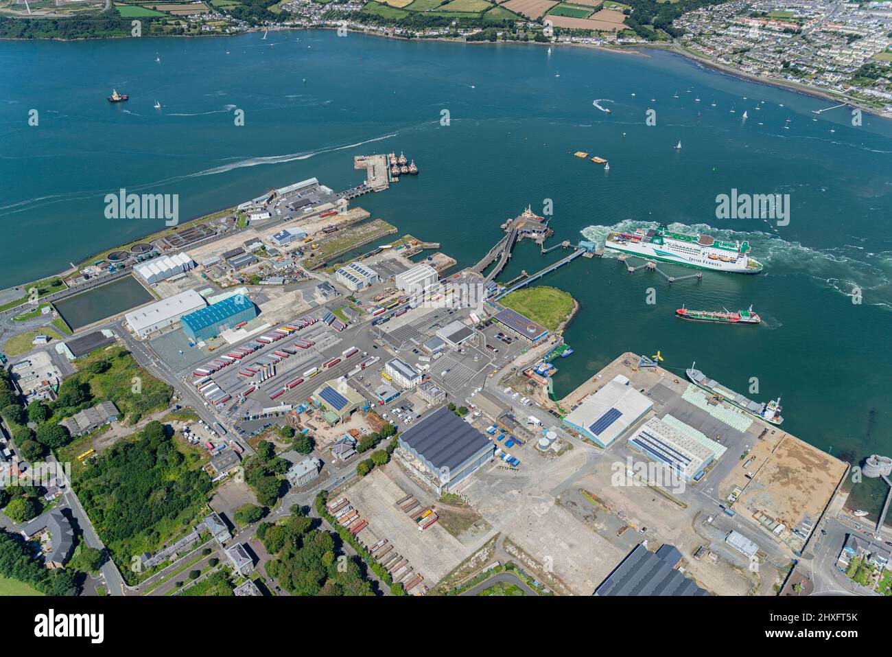 Il trafficato Milford Haven Waterway e i terminal petrolio e gas di Hakim, Pembrokeshire Foto Stock