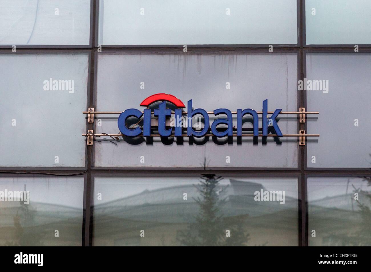 Vista del logo del marchio Citi Bank in un edificio di uffici in una città Foto Stock