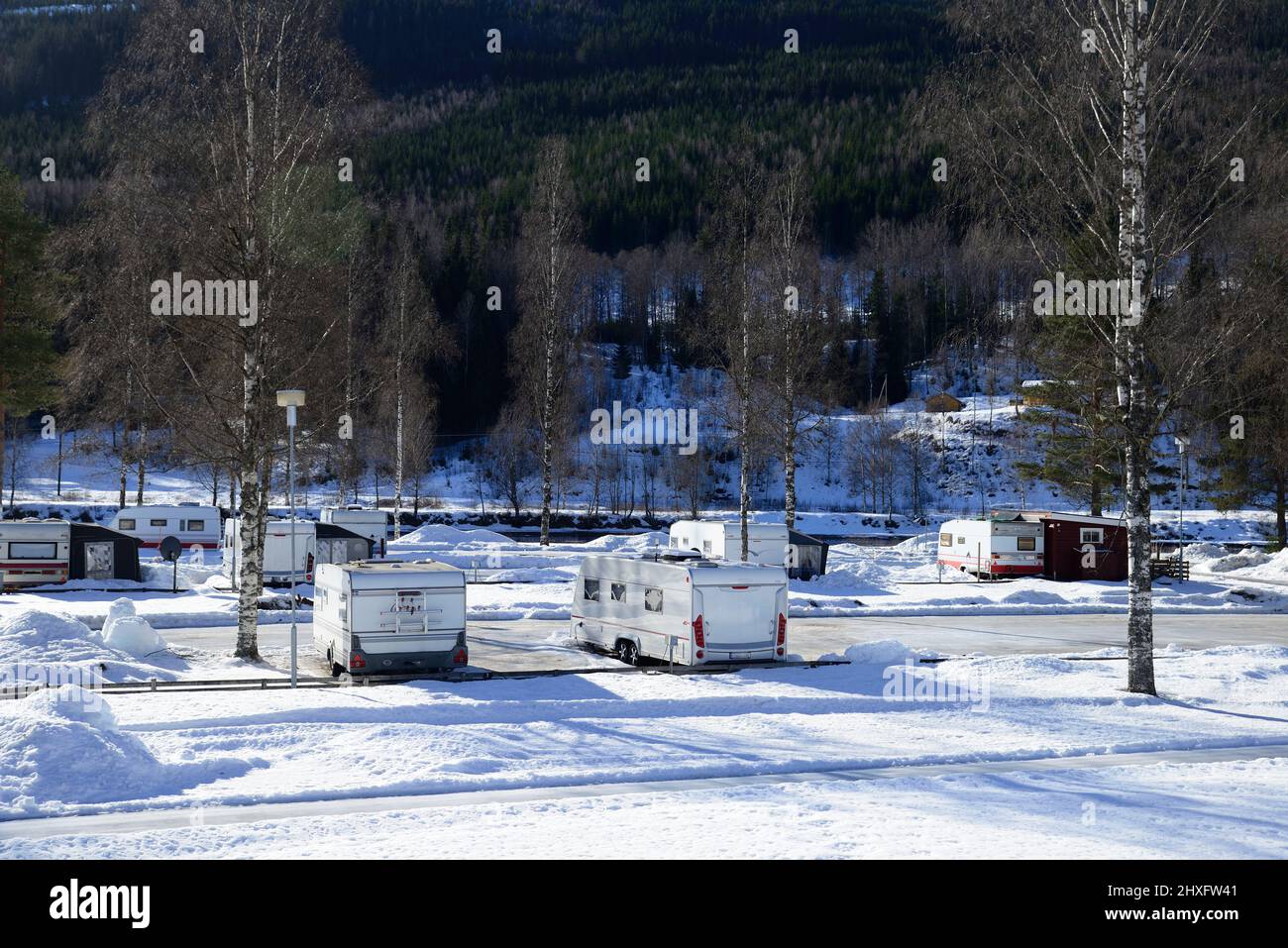 Inverno campeggio con roulotte in inverno Foto Stock