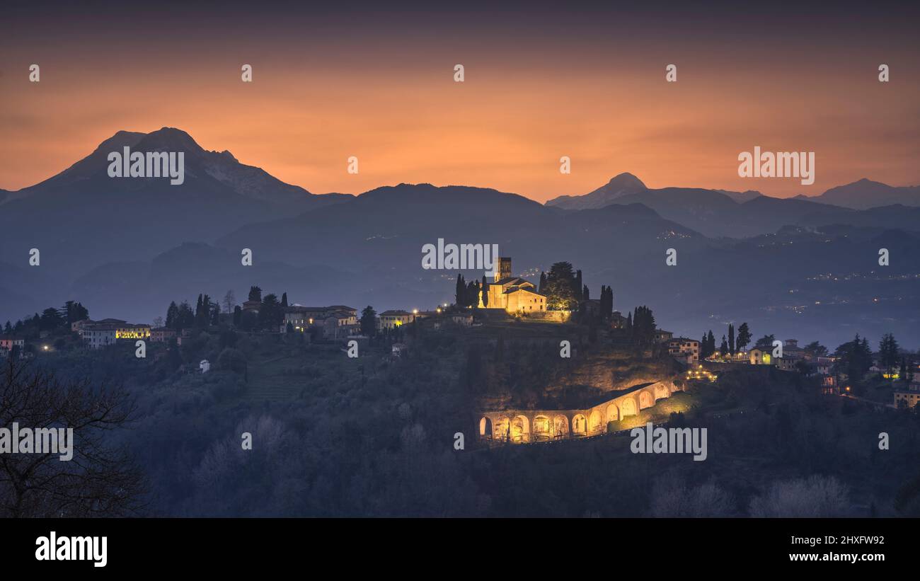 Barga e Alpi Apuane in inverno. Prima luce nell'ora blu. Garfagnana, Toscana, Italia Europa Foto Stock