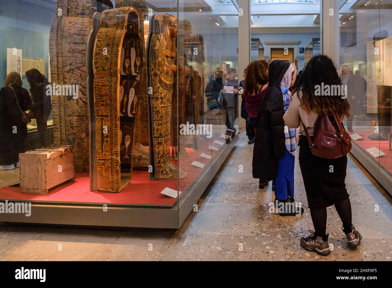 British Museum, decorato in legno egiziano bara, Londra, Inghilterra, Gran Bretagna. Foto Stock