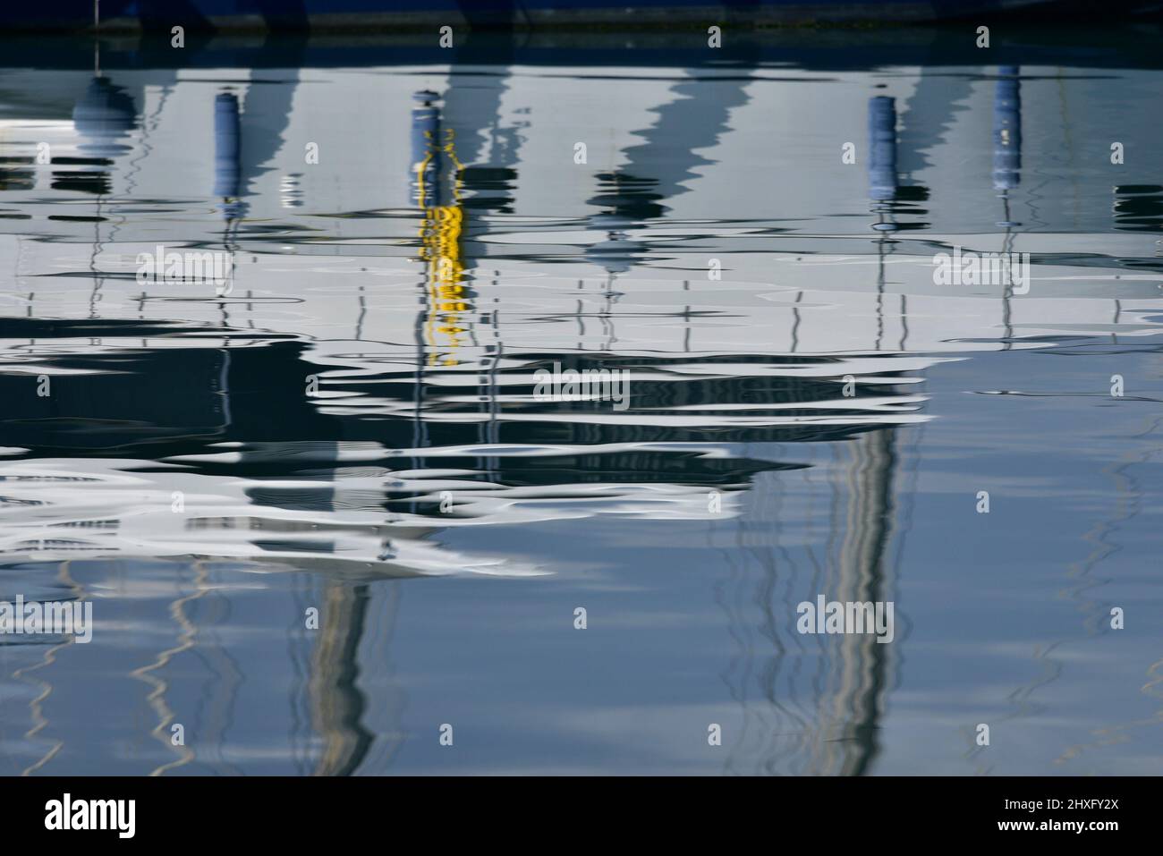 L'acqua di mare riflessione astratta al porto di Nafplio in Grecia. Foto Stock