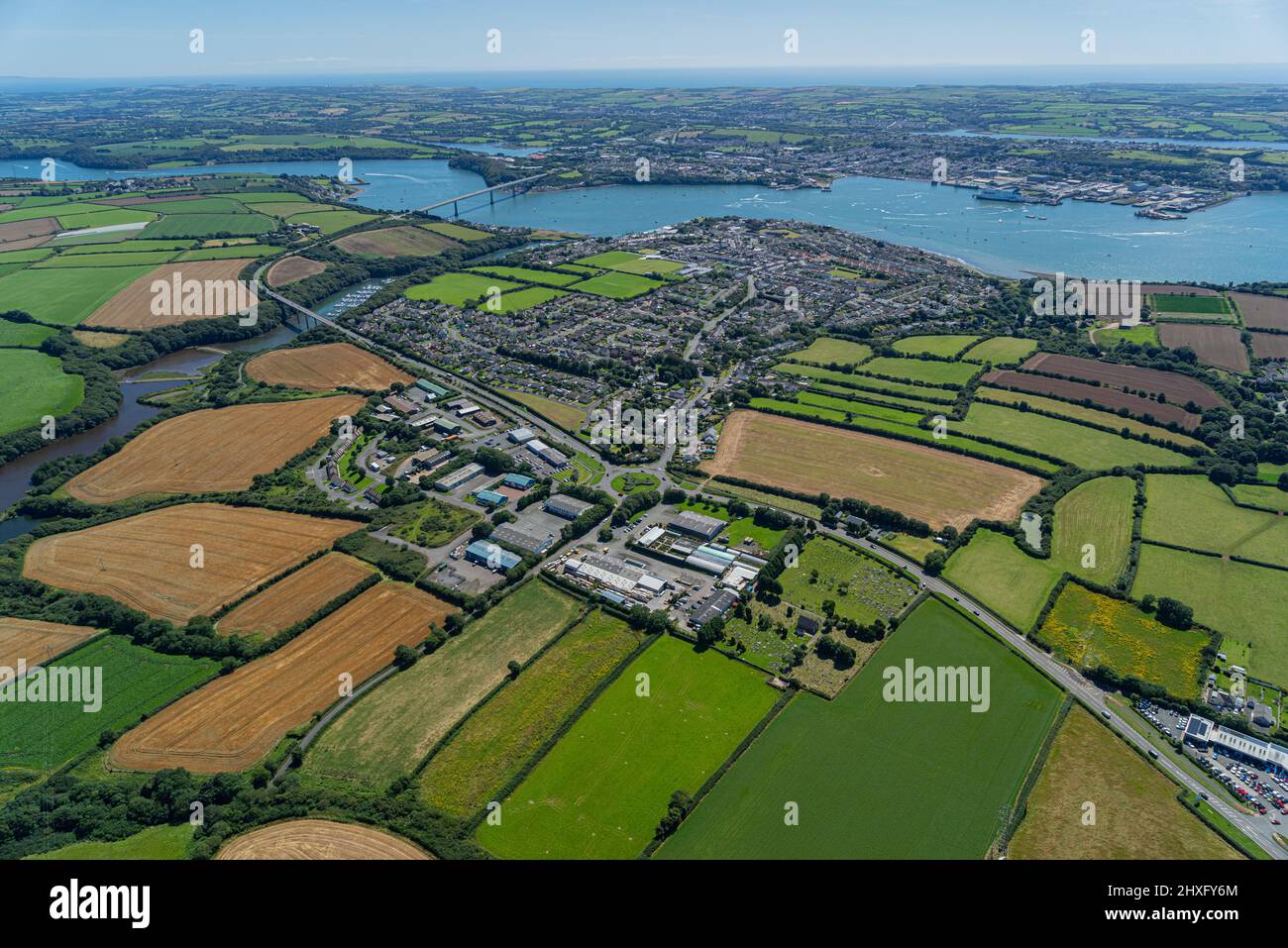 Il trafficato Milford Haven Waterway e i terminal petrolio e gas di Hakim, Pembrokeshire Foto Stock