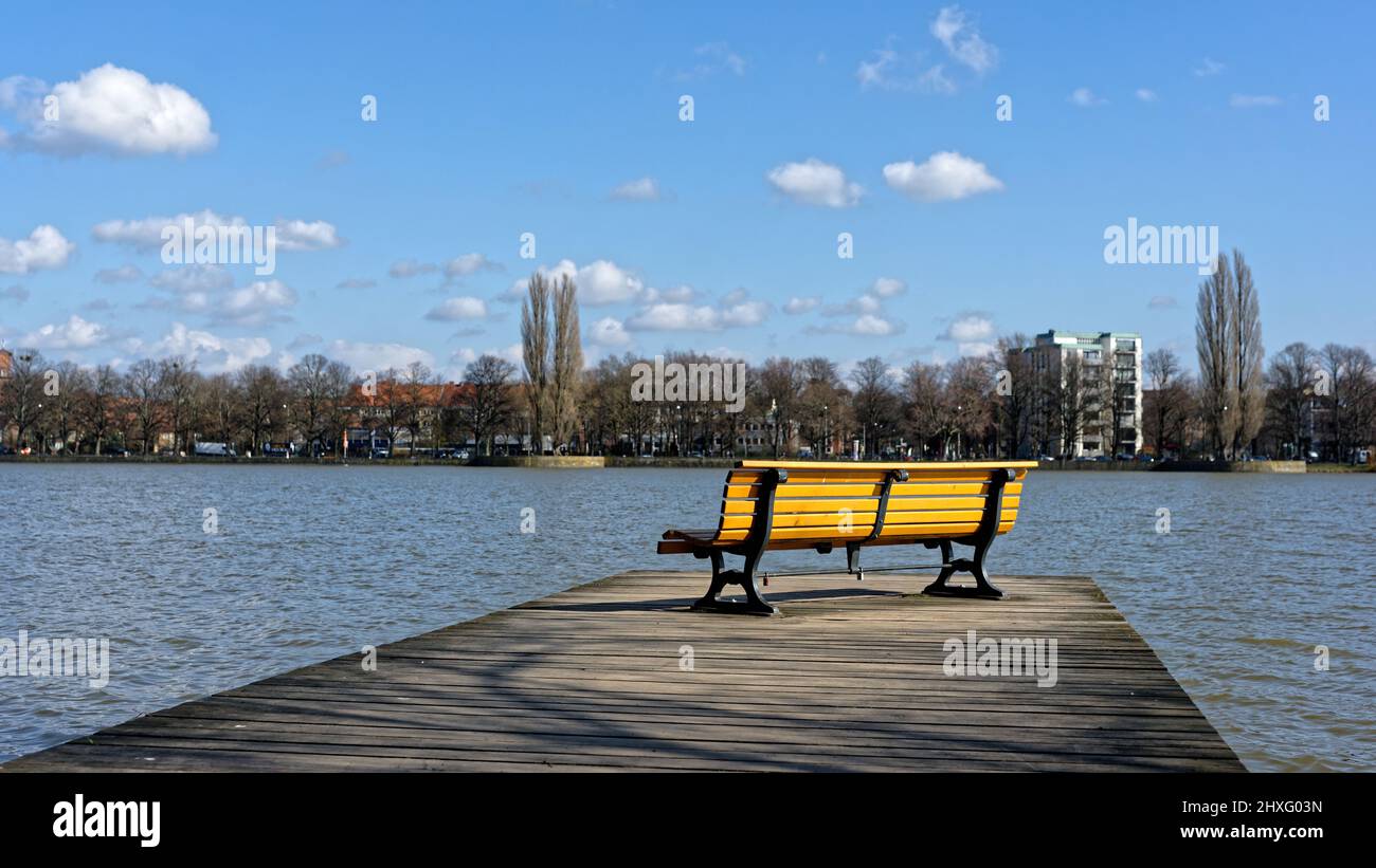 Panchina su un lago in tempo di sole a Hannover / Germania Foto Stock