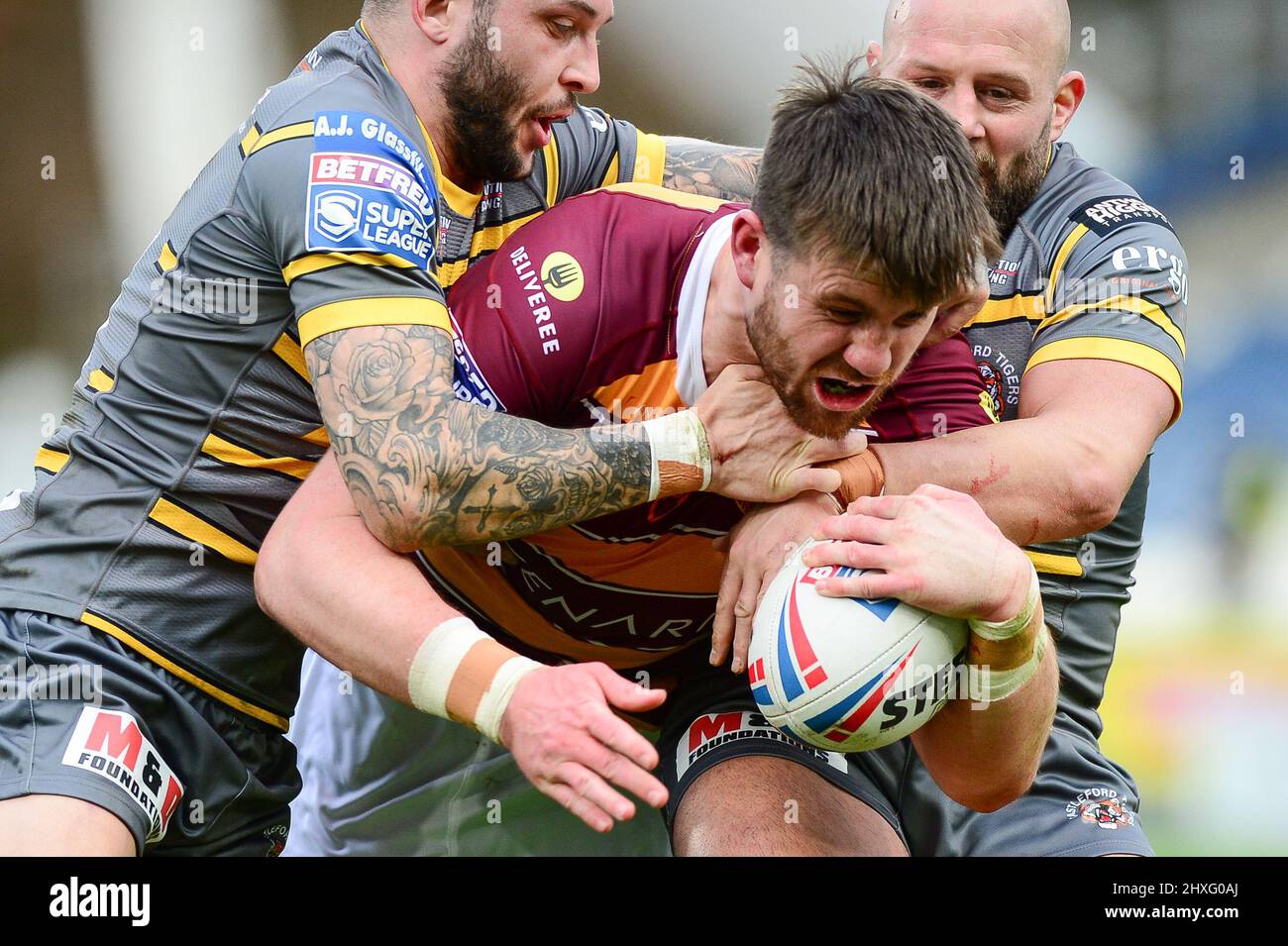 Huddersfield, Inghilterra - 12th marzo 2022 - Gareth o'Brien e Paul McShane di Castleford Tigers Tackle Joe Greenwood (15) di Huddersfield Giants Rugby League Betfred Super League Round 5 Huddersfield Giants vs Castleford Tigers al John Smith's Stadium, Huddersfield, UK Dean Williams Credit: Dean Williams/Alamy Live News Foto Stock