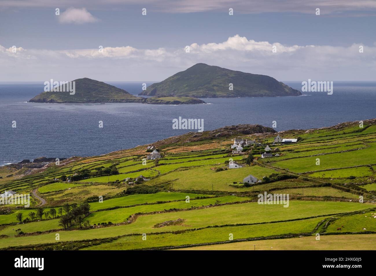 Isole di Scariff e Deenish al largo della costa atlantica della contea di Kerry, Irlanda Foto Stock