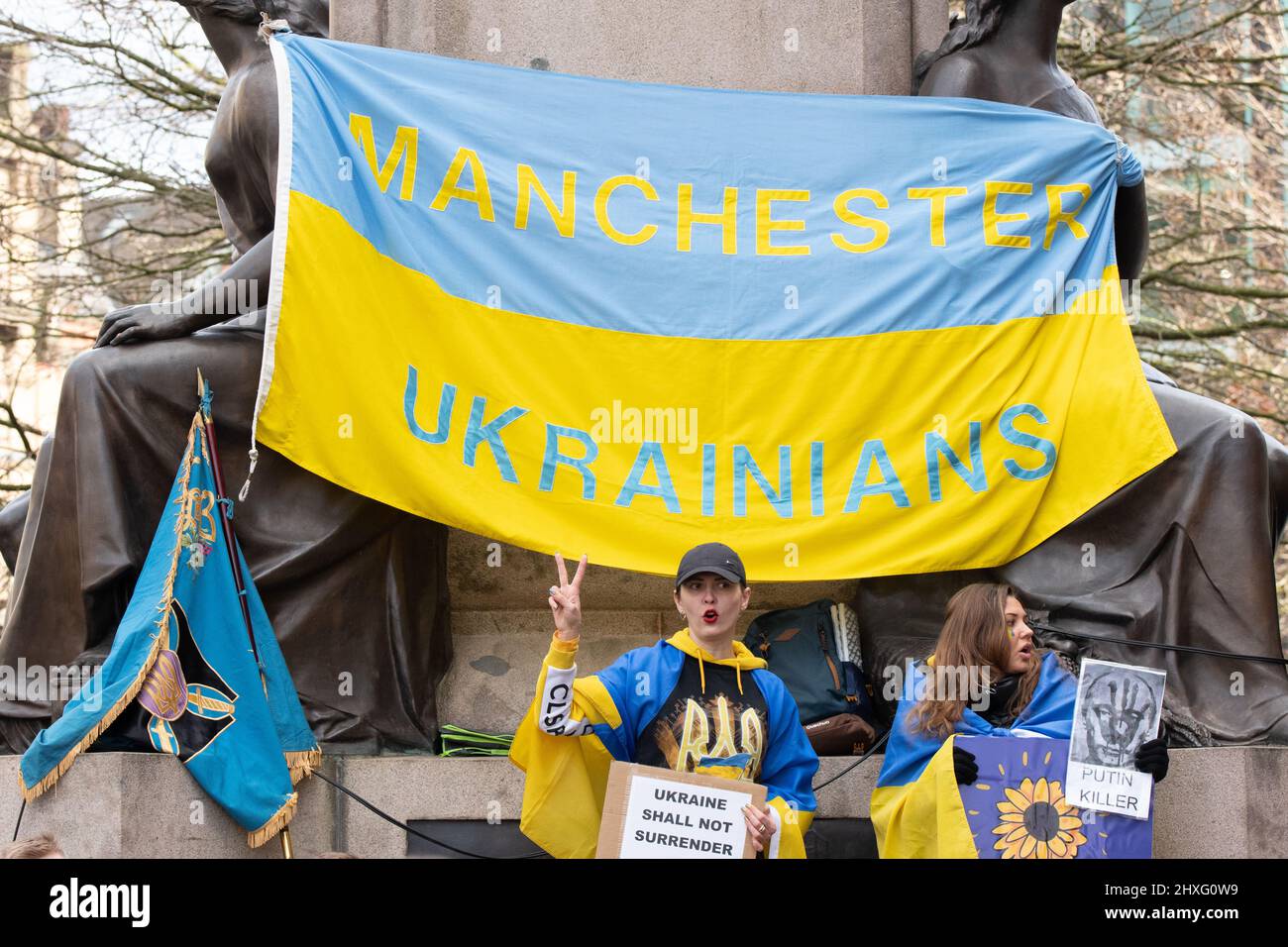 Manchester, Regno Unito. 12th Mar 2022. I manifestanti si riuniscono nel centro di Manchester, nel Regno Unito, per protestare contro la guerra in Ucraina. I manifestanti chiedono una fine della guerra e l'introduzione di una zona di non volo da parte della NATO. Picture garyroberts/worldwidefeatures.com Credit: GaryRobertsphotography/Alamy Live News Foto Stock Manchester, Regno Unito. 12th Mar 2022. I manifestanti si riuniscono nel centro di Manchester, nel Regno Unito, per protestare contro la guerra in Ucraina. I manifestanti chiedono una fine della guerra e l'introduzione di una zona di non volo da parte della NATO. Picture garyroberts/worldwidefeatures.com Credit: GaryRobertsphotography/Alamy Live News Foto Stock