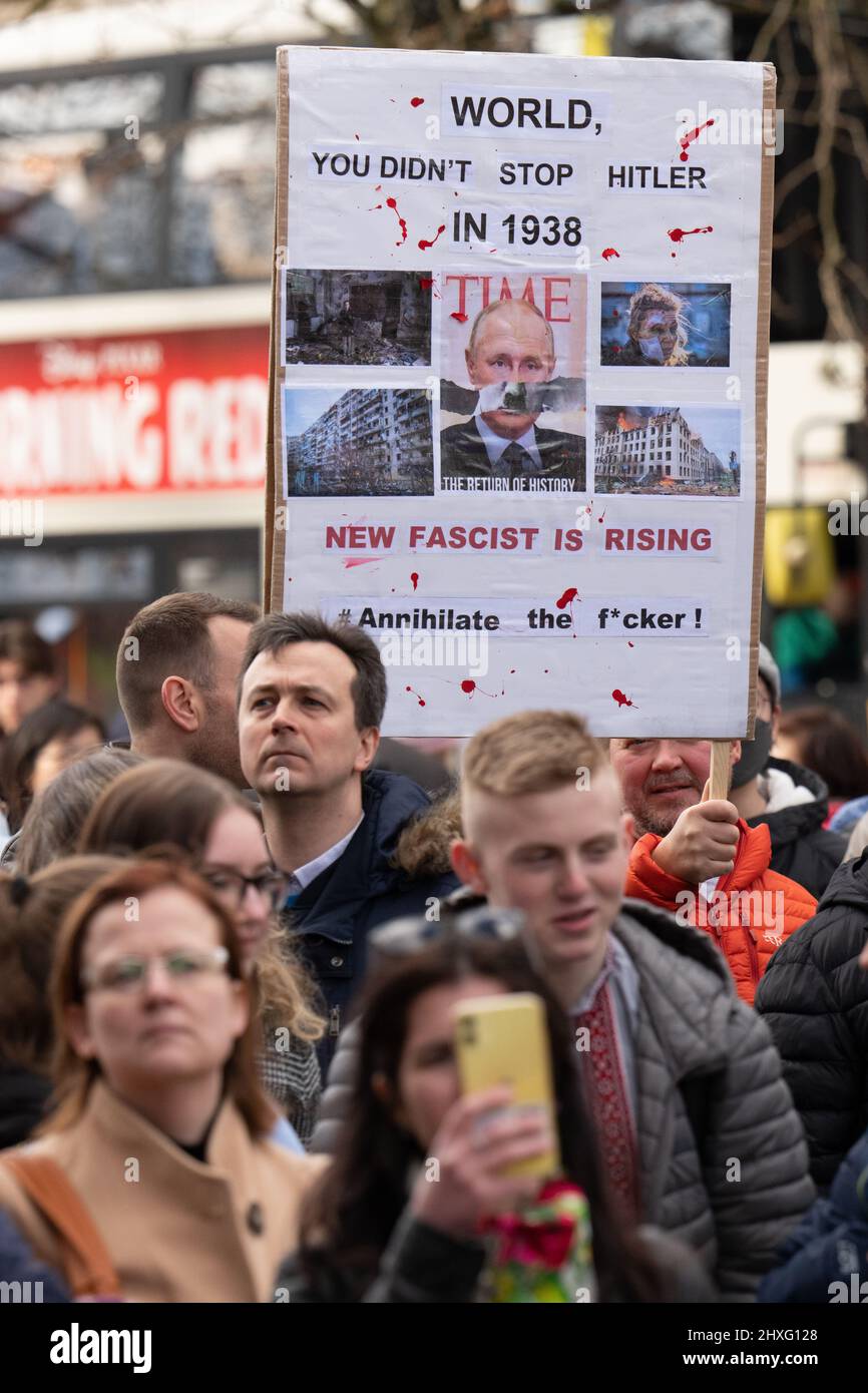 Manchester, Regno Unito. 12th Mar 2022. I manifestanti si riuniscono nel centro di Manchester, nel Regno Unito, per protestare contro la guerra in Ucraina. I manifestanti chiedono una fine della guerra e l'introduzione di una zona di non volo da parte della NATO. Picture garyroberts/worldwidefeatures.com Credit: GaryRobertsphotography/Alamy Live News Foto Stock