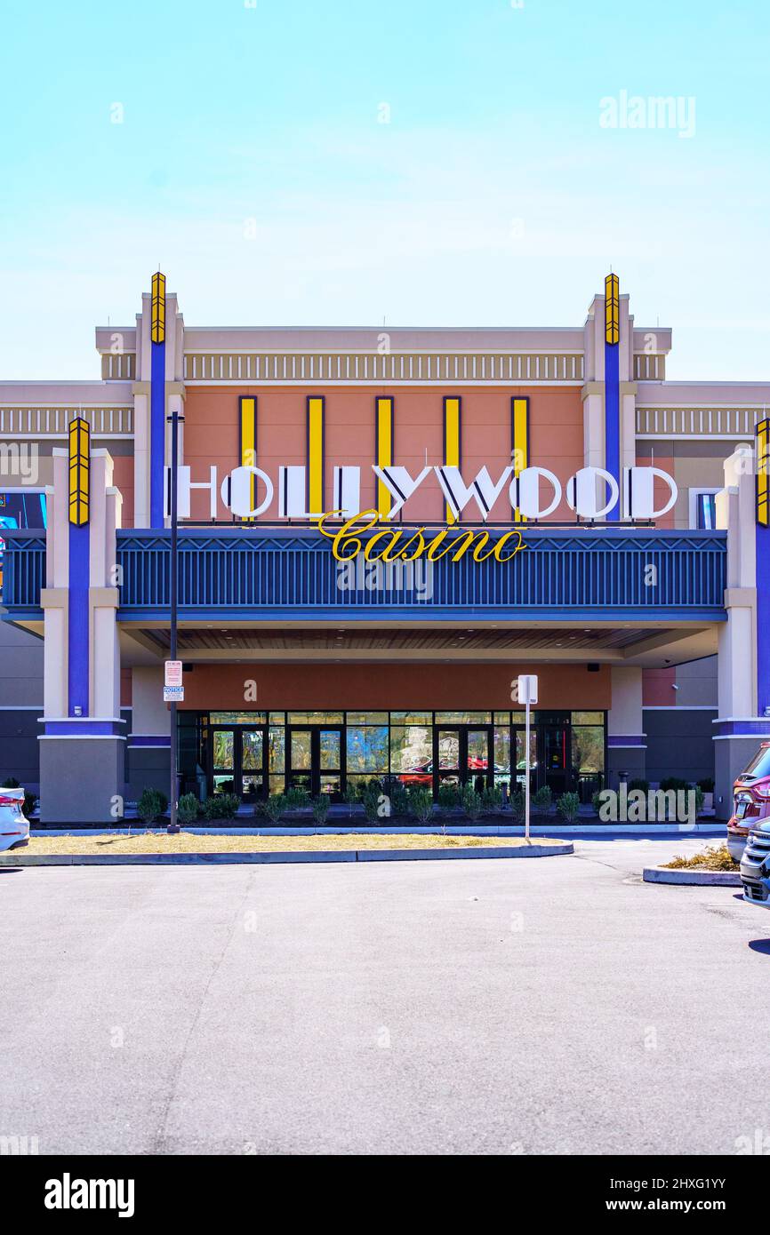 Morgantown, PA, USA - 4 marzo 2022: L'Hollywood Morgantown Casino presenta una varietà di slot e giochi da tavolo, un barstool Sportsbook, offre sia c Foto Stock