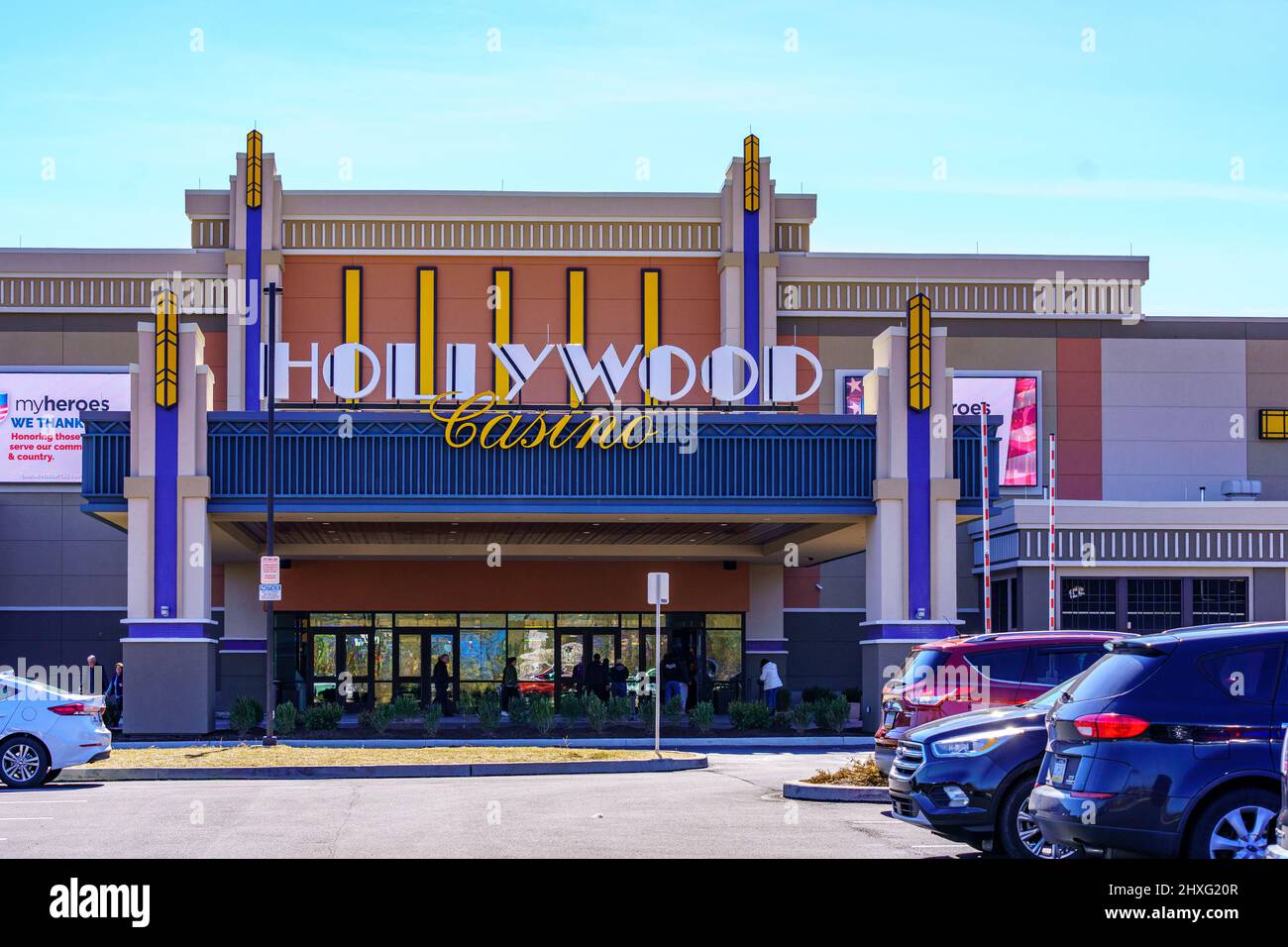 Morgantown, PA, USA - 4 marzo 2022: L'Hollywood Morgantown Casino presenta una varietà di slot e giochi da tavolo, un barstool Sportsbook, offre sia c Foto Stock