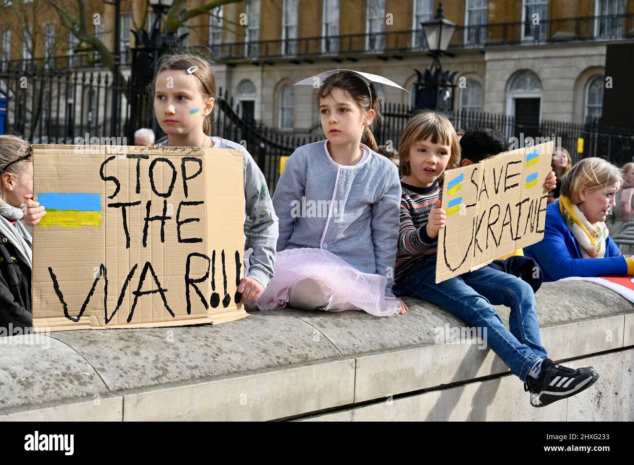Londra, Regno Unito. Stare con l'Ucraina. I manifestanti ucraini hanno invitato il Regno Unito e l’Occidente a fare di più per sostenere la loro lotta contro l’invasione russa della loro patria. Di fronte a Downing Street, Whitehall. Credit: michael melia/Alamy Live News Foto Stock