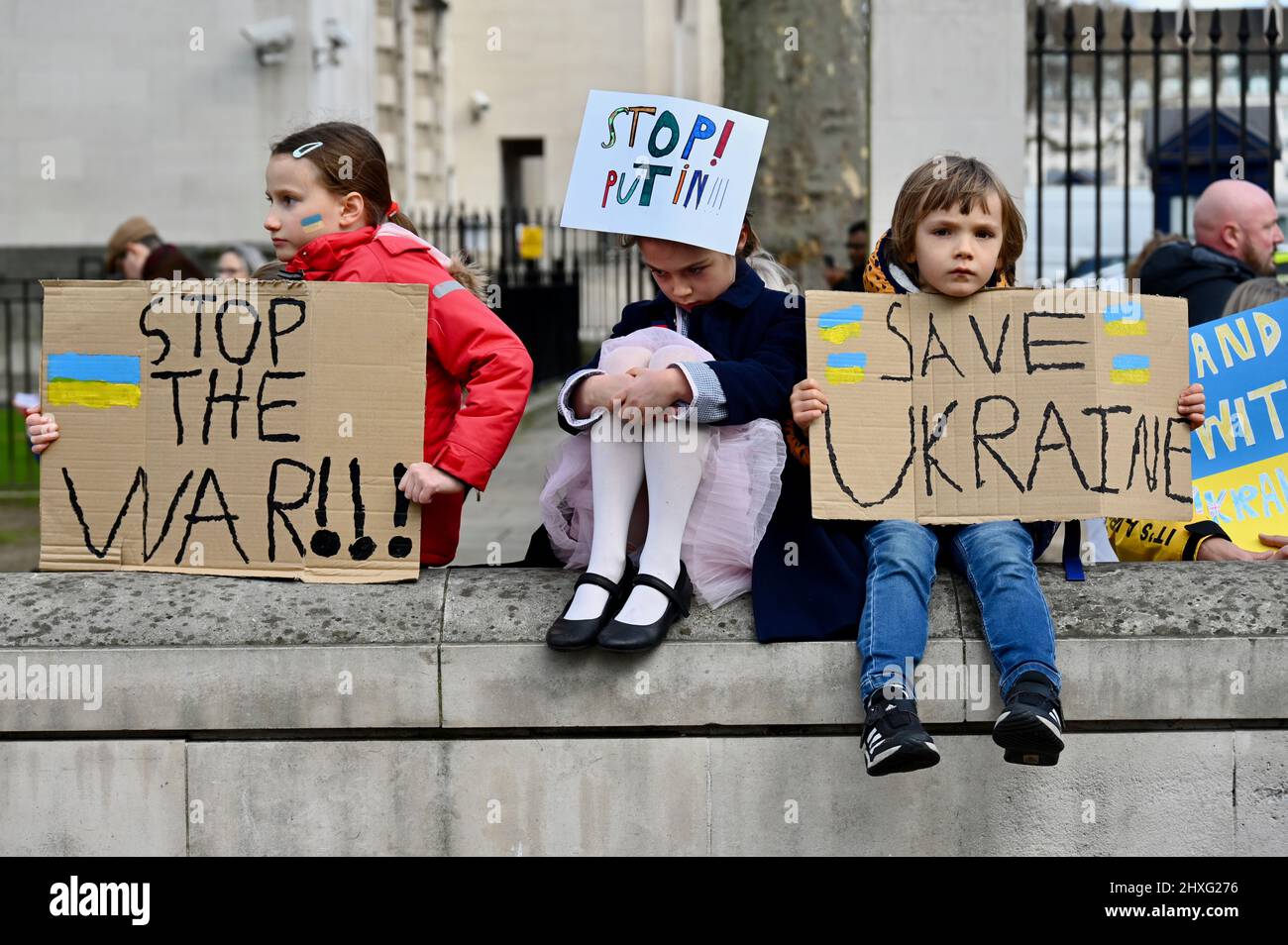 Londra, Regno Unito. Stare con l'Ucraina. I manifestanti ucraini hanno invitato il Regno Unito e l’Occidente a fare di più per sostenere la loro lotta contro l’invasione russa della loro patria. Di fronte a Downing Street, Whitehall. Credit: michael melia/Alamy Live News Foto Stock