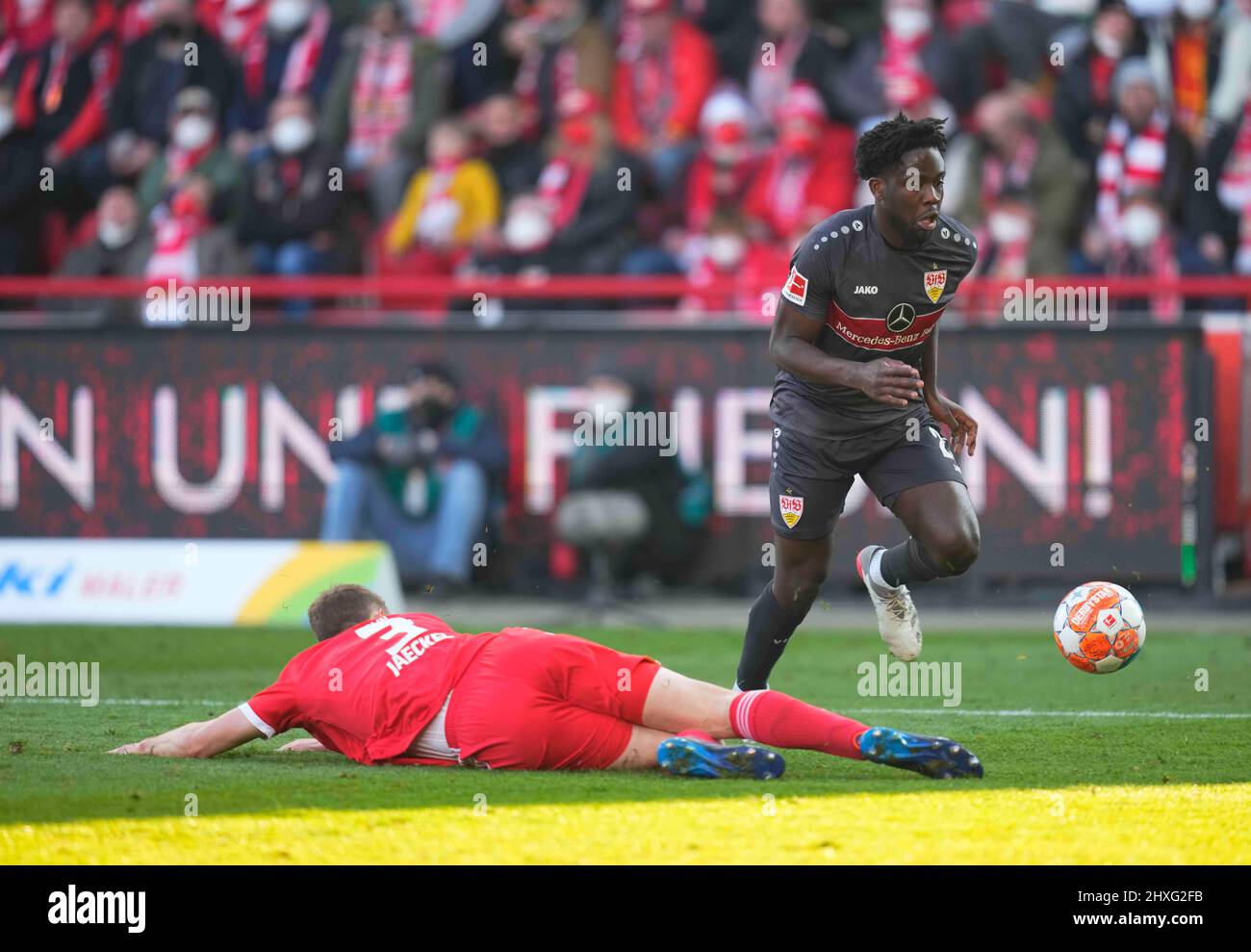 12 marzo 2022: Orel Mangala di VfB Stoccarda supera Paul Jaeckel di Union Berlin durante Union Berlin contro VfB Stuttgart, a an der Alten FÃ¶rsterei, Berlino, Germania. Prezzo Kim/CSM. Foto Stock