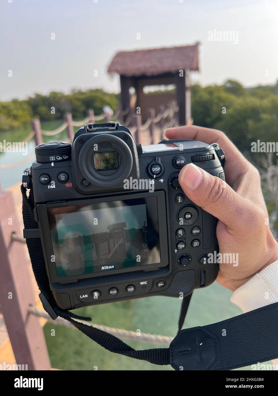 Uomini che tengono Nikon Z9 specchio senza fotocamera. Un giovane che fa un photo shoot. Foto Stock